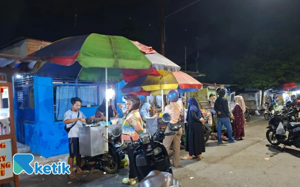 Foto View Pasar Malam Comboran yang ramai dengan pengunjung di malam minggu. (Foto: Aliyah/Ketik.com)