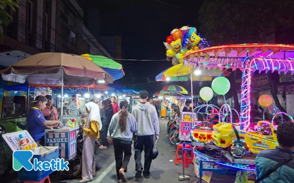 Foto View pengunjung sedang membeli jajanan di Night Market Pasar Besar. (Foto: Aliyah/Ketik.com)