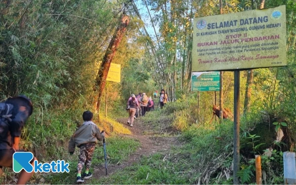 Foto Stop!, Bukan Jalur Pendakian. Jalur dari Kinahrejo hanya boleh di lalui terbatas saat Labuhan Merapi dengan prosedur pengawalan yang ketat. (Foto: Fajar Rianto/Ketik.com)
