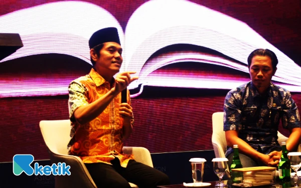 Foto Wakil Ketua Komisi II DPR RI Zulfikar Arse Sadikin menyampaikan pandangannya tentang putusan MK No. 135 Tahun 2024 dalam forum yang digelar Bawaslu Sidoarjo di Hotel Aston Sidoarjo pada Minggu (26 Oktober 2025). (Foto: Fathur Roziq/Ketik.com)