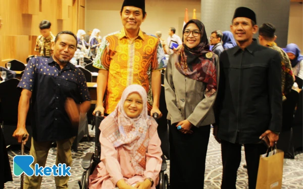 Foto Zulfikar Arse Sadikin berfoto bersama peserta forum ”Penguatan Manajemen Kelembagaan dan Tata Kelola Internal Bawaslu Sidoarjo guna Meningkatkarn Partisipasi Masyarakat dalam Mengawal Demokrasi di Kabupaten Sidoarjo.” (Foto: Fathur Roziq/Ketik.com)