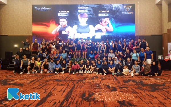 Foto Semua peserta Lesmills Bodycombat bersama coach di Grand Ballroom Singasari The Alana Hotel Malang. (Foto: Aliyah/Ketik.com)