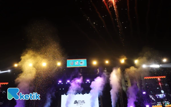 Foto Kembang api pada malam puncak Jombang Fest 2025 di Alun-Alun, Minggu malam 26 Oktober 2025. (Foto: Karimatul Maslahah/Ketik.com)