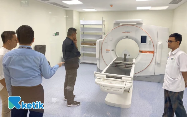 Foto Fasilitas CT Scan yang ada di Siloam Hospitals Surabaya Gubeng. (Foto: Shinta Miranda/Ketik.com)