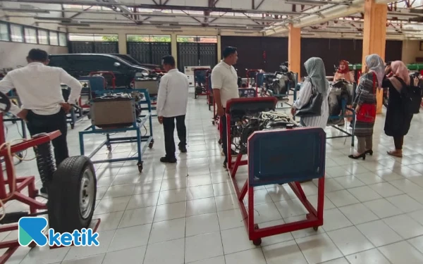 Foto Tim manajemen SMAN 1 Soko Tuban melaksanakan kunjungan kerja sama strategis ke UPT PTKK Dinas Pendidikan Jawa Timur di Surabaya, 23 Oktober 2025. (Foto: Happy Kuntum for Ketik.com)