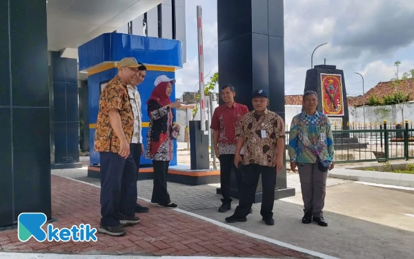 Foto Makwan (kedua dari kanan), bersama jajaran Disperindag dan Dishub Sleman, saat meninjau kesiapan gate parkir otomatis (sistem one gate) di Pasar Induk Godean. (Foto: Fajar Rianto/Ketik.com)