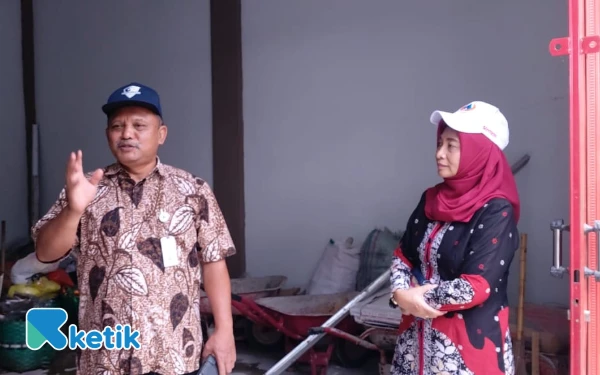 Foto Asisten Perekonomian dan Pembangunan Setda Sleman, Makwan (kiri), didampingi Kepala Disperindag Sleman, RR Mae Rusmi Suryaningsih (kanan), meninjau TPST Pasar Induk Godean, Senin 26 Oktober 2025). Makwan meminta Disperindag menyiapkan alat semprot dan berkoordinasi dengan DLH Sleman untuk sarana pemilahan sampah basah dan kering menjelang operasional pasar.
(Foto: Fajar Rianto/Ketik.com)