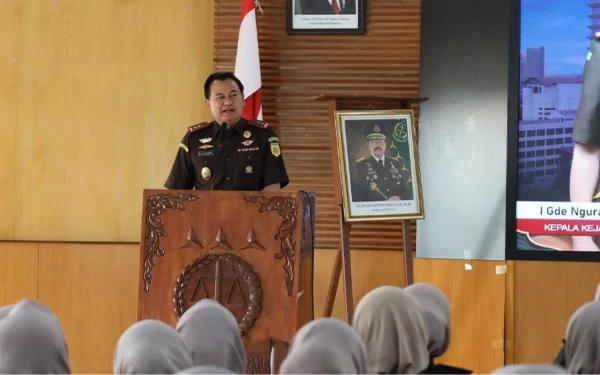 Foto Kajati DIY I Gde Ngurah Sriada saat memberikan pengarahan perdana pada jajaran. (Foto: Penkum Kejati DIY for Ketik.com)