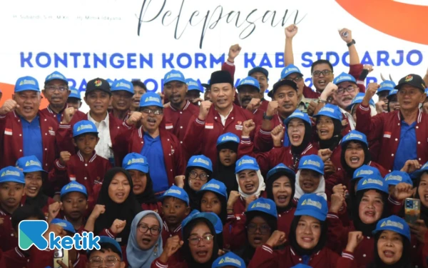 Foto Bupati Sidoarjo Subandi bersama para pegiat olahraga KORMI Sidoarjo yang hendak berangkat menuju FORNAS VIII di NTB pada Juli 2025. (Foto: Ketik.com)