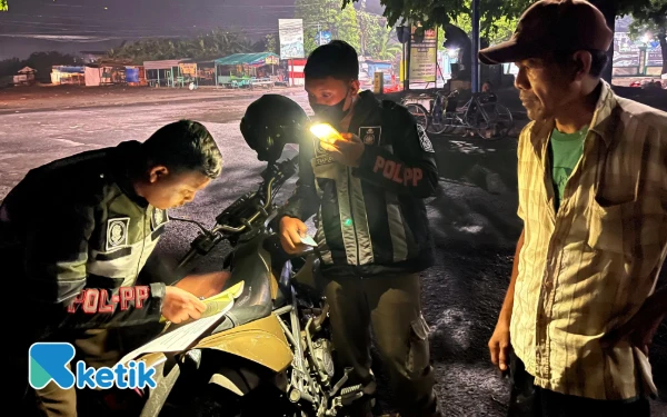 Foto Petugas mendata pelaku pembuang sampah liar di Jalan Soekarno-Hatta, kawasan Perumahan Gading Fajar, Kecamatan Candi. (Foto: Satgas Sampah Sidoarjo)