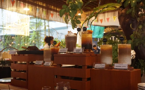 Foto Beragam varian minuman kreasi barista Planet Kopi Aston Jember menjadi daya tarik bagi pecinta kopi dan penikmat suasana santai. (Istimewa)
