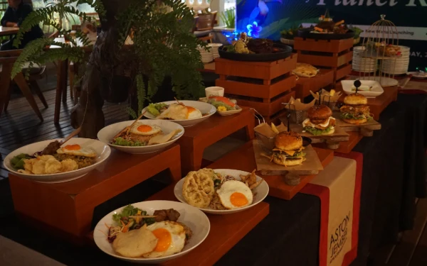Foto Aneka sajian khas Planet Kopi Aston Jember menawarkan pengalaman kuliner yang memadukan cita rasa dan kenyamanan. (Istimewa)