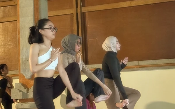 Foto Kegiatan Yoga yang diikuti banyak peserta di Ubud Hotel & Cottages Malang. (Foto: Dok. Ubud Hotel & Cottages Malang)