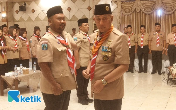 Foto H Arum Sabil Ketua Kwarda Jatim (kanan). Saat mau menyematkan tanda pelantikan Kamabicab Gresik ke Fandi Ahmad Yani. (Fito : Sutejo,RC/Ketik.com)