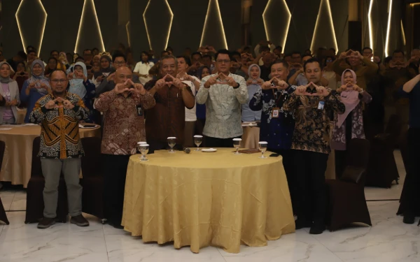 Foto Wakil Bupati Sleman Danang Maharsa (tengah) dan peserta Forum TJSP Sleman menunjukkan pose kebersamaan dan semangat sinergi saat penutupan acara gathering dan koordinasi program kerja TJSP tahun 2025. (Foto: Prokompim Sleman for Ketik.com)