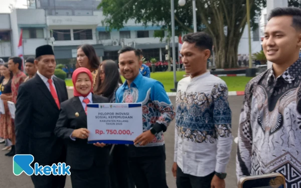 Foto Wabup Malang Hj Lathifah Shohib ketika memberikan apresiasi kepada Andika Fajar Kurniawan salah seorang pemuda Kabupaten Malang berprestasi. (Foto: Binar Gumilang/ketik.com)