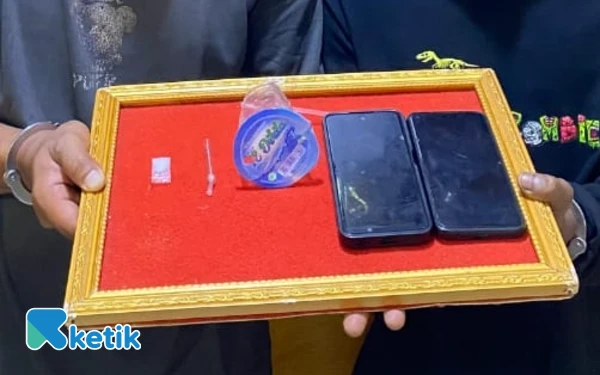 Foto Barang bukti sabu, alat hisap dan handphone yang diamankan Polres Abdya. (Foto: Jim for Ketik)