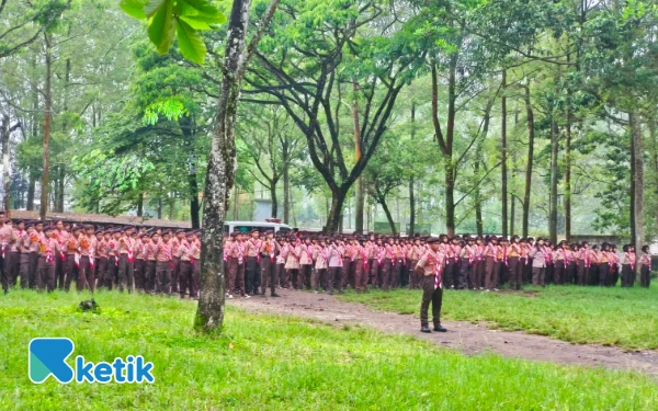 Foto Peserta Perkemahan Pramuka Garuda Jawa Timur di  Wana Wisata Coban Talun Desa Tulungrejo Kecamatan Bumiaji Kota Batu, Selasa 28 Oktober 2025. (Foto: Sholeh/Ketik.com) 
