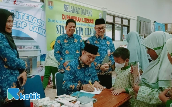 Foto Salah satu murid SD di Cilacap meminta tanda tangan Bupati sebagai tugas dari Guru di Sekolahnya. (Foto: Nani Eko/Ketik)