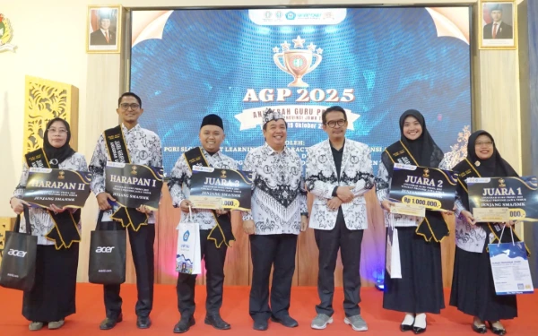 Foto Para guru yang meraih juara 1 hingga harapan jenjamg SMA/SMK. (Foto: Tio for Ketik.com)