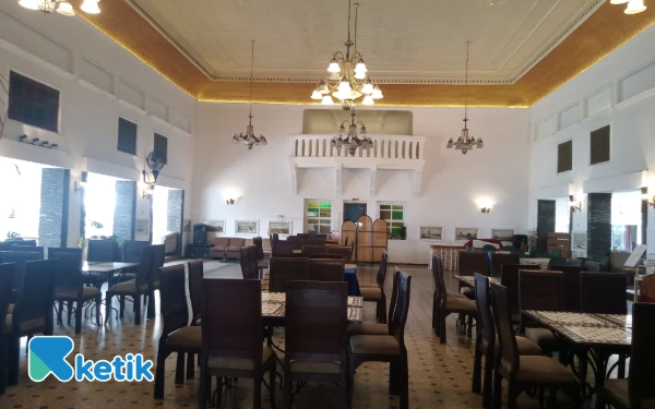 Foto Pemandangan restoran yang melestarikan arsitektur Zaman Kolonial Belanda di Hotel Pelangi Malang. (Foto: Aliyah/Ketik.com)
