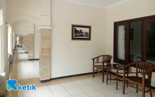 Foto View teras depan kamar di Hotel Pelangi Malang. (Foto: Aliyah/Ketik.com)