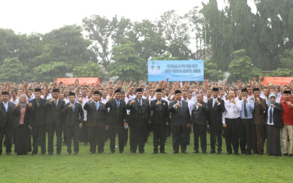 Foto Bupati Jombang Warsubi dalam upacara penyerahan SK 4.101 pegawai non-ASN di lingkup Pemkab Jombang sebagai PPPK Paruh Waktu di lapangan Pemkab Jombang, 28 Oktober 2025. (Foto: Pemkab Jombang)