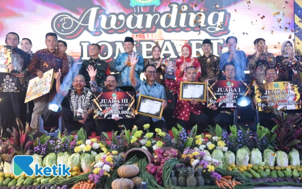 Foto Bupati Sidoarjo Subandi dan para kepala dinas berfoto bersama  para juara Lomba RT se-Kabupaten Sidoarjo di Pendopo Delta Wibawa Sidoarjo pada Sabtu malam (25 Oktober 2025). (Foto: Fathur Roziq/Ketik.com)
