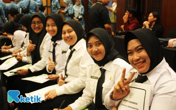Foto Senyum semringah para PPPK yang mendapatkan SK Bupati untuk pengangkatan mereka sebagai ASN di Pemkab Sidoarjo. (Foto: Fathur Roziq/Ketik.com)