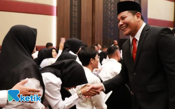 Foto Bupati Subandi melayani dengan ramah permintaan salaman dari para PPPK.  (Foto: Fathur Roziq/Ketik.com)