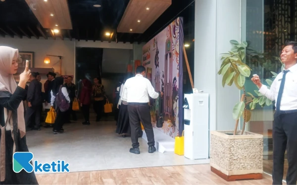 Foto Latifah memfoto kekasih hatinya, Taufan, yang hari itu berbahagia setelah menerima SK PPPK. (Foto: Fathur Roziq/Ketik.com)