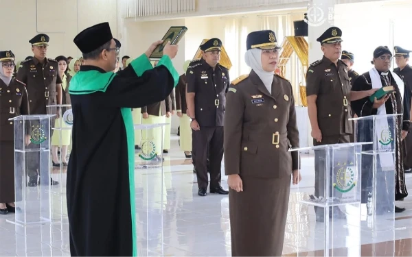 Foto Sejumlah pejabat yang dilantik, termasuk Wakajati DIY Desy Meutia, mengucapkan sumpah jabatan dalam upacara di Kejati DIY, Rabu (29/10/2025). Kajati DIY I Gde Ngurah Sriada berpesan agar setiap pejabat menjunjung tinggi amanah secara moral dan sosial. (Foto: Penkum Kejati DIY for Ketik.com)