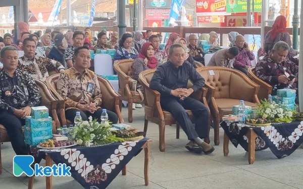Foto Sejumlah pejabat dan tokoh masyarakat, termasuk Kepala OPD di lingkungan Pemkab Sleman, mengikuti prosesi pengajian dan doa bersama dalam rangka 'Bedhol Projo Hanggayuh Rejo' di Pasar Godean. (Foto: Fajar Rianto/Ketik.com)
