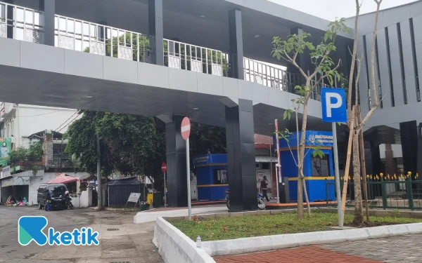Foto Pasar Godean kini siap beroperasi setelah revitalisasi. Rampungnya pembangunan jembatan penghubung dan area parkir menjadi salahsatu alasan utama pedagang dapat memulai kembali aktivitas perdagangan. (Foto: Fajar Rianto/Ketik.com)