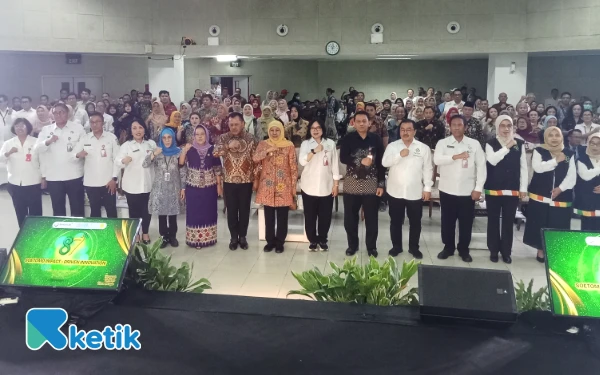 Foto Gubernur Jatim Khofifah memberi selamat kepada dokter, tim medis, staf menajemen dan keluarga besar RSUD Dr Soetomo atas dedikasi dan pengabdiannya (Foto: Martudji / Ketik)