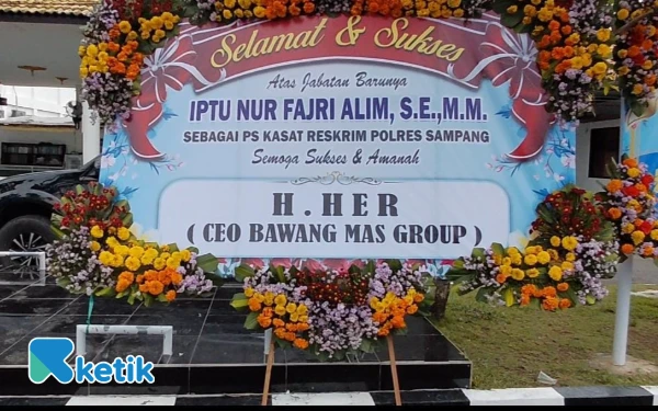 Foto Karangan Bunga Ucapan Selamat kepada Iptu Nur Fajri (Foto: Mat Jusi/Ketik.com).