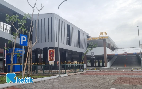Foto Fasilitas parkir modern Pasar Godean yang dilengkapi sistem gate, terintegrasi dengan bangunan pasar utama dan jembatan penghubung untuk kenyamanan pengunjung. (Foto: Fajar Rianto/Ketik.com)