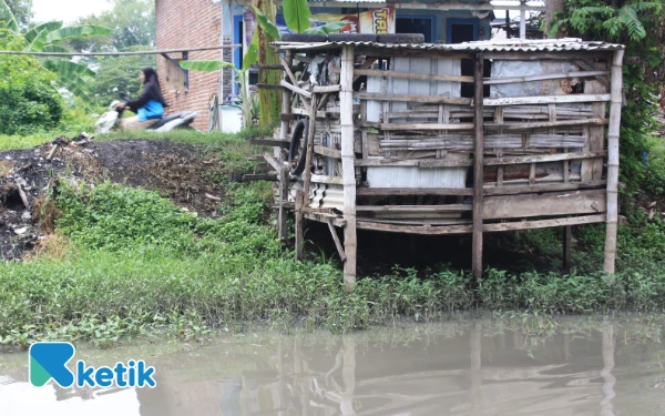Foto Bangunan warga yang didirikan di atas pelengsengan Sungai Mbah Gepuk. (Foto: Fathur Roziq/Ketik.com)