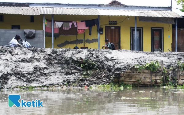 Foto Posisi tanggul Sungai Mbah Gepuk yang lebih tinggi daripada lahan permukiman warga. (Foto: Fathur Roziq/Ketik.com)