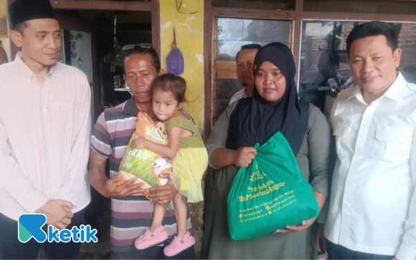 Foto Bupati Subandi bersama Ketua Baznas Sidoarjo M. Chasbil Aziz Saldju (Gus Jajuk) menyerahkan bantuan sosial dan berencana memperbaiki rumah Suhar Wiyono. (Foto: Fathur Rozq/Ketik.com)