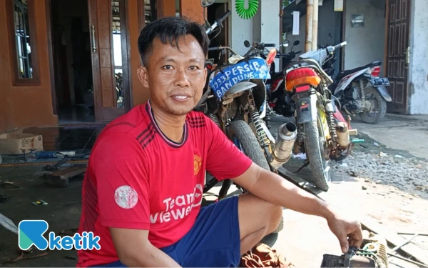 Foto Salah satu warga Limbangan, Timbul Sunarto saat diwawancarai, Kamis, 30 Oktober 2025 (Foto: Slamet/Ketik)