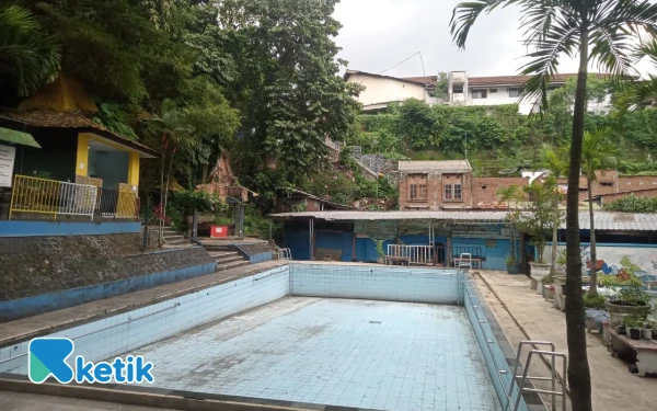 Foto Pemandangan kolam renang yang sudah tidak beroperasi di Taman Rekreasi Kota Malang. (Foto: Aliyah/Ketik.com)