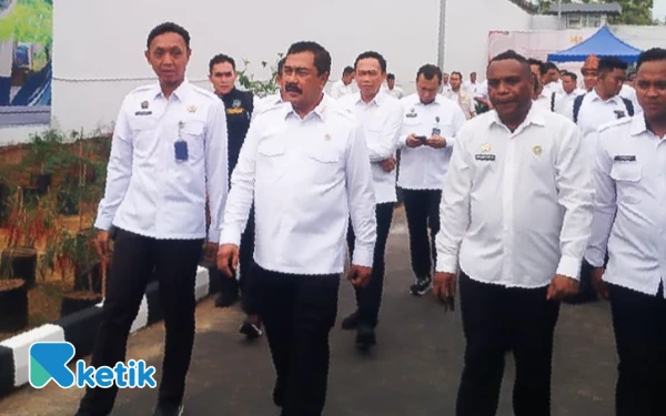 Foto Menteri Imigrasi dan Pemasyarakatan RI Agus Andrianto didampingi Kepala Rutan Kelas I Palembang M. Rolan meninjau area budidaya pangan yang dikelola Warga Binaan Pemasyarakatan (WBP) dalam program ketahanan pangan di Rutan Kelas I Palembang. Senin 13 Oktober 2025 (Foto:Rumah Tahanan Negara (Rutan) Kelas I Palembang)