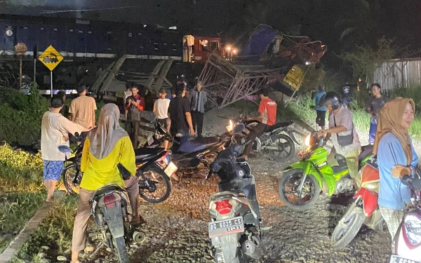 Foto Suasana tempat kejadian tabrakan antara Truk dan kereta Babaranjang ramai jadi tontonan warga sekitar sebelum dievakuasi oleh petugas setempat. Kamis 30 Oktober 2025 (Foto: Humas Polres Prabumulih)