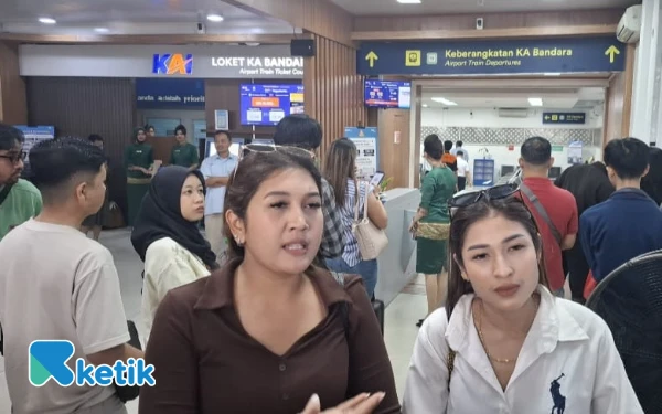 Foto Penumpang KA Bandara YIA asal Bali, Ni Putu Bella Novindra dan Putu Ayu Chantika Dharmalini, mengapresiasi pelayanan staf dan menilai harga tiket KA Bandara sangat terjangkau dibandingkan moda transportasi lain. (Foto: Oliv for Ketik.com)