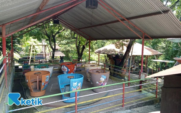 Foto Wahana permainan yang sudah tidak terpakai di Taman Rekreasi Tlogomas Malang. (Foto: Aliyah/Ketik.com)