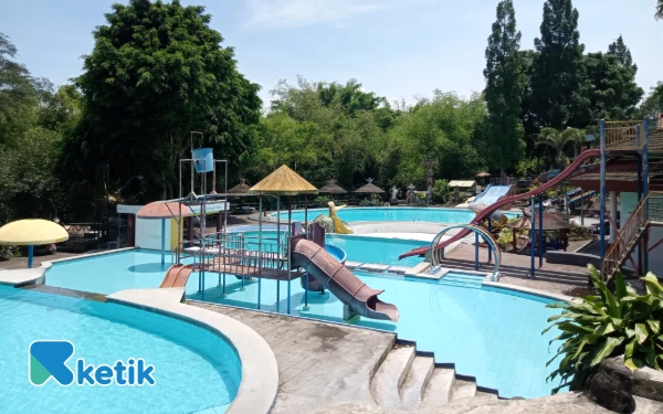 Foto Pemandangan kolam renang yang luas di Taman Rekreasi Tlogomas Malang. (Foto: Aliyah/Ketik.com)