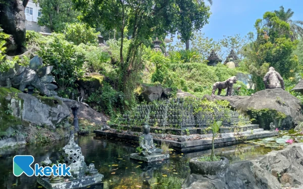 Foto Miniatur tujuh keajaiban dunia yang tertutup tumbuhan di Taman Rekreasi Tlogomas Malang. (Aliyah/Ketik.com)