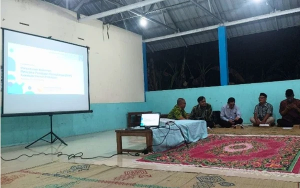 Foto Suasana pertemuan malam dalam rangka sosialisasi RPP di salahsatu Padukuhan. Melalui mekanisme inilah, warga didorong melakukan pemetaan swadaya untuk mengidentifikasi 7 faktor kekumuhan dan menentukan prioritas pembangunan. (Foto: DPUESDM Sleman for Ketik.com)