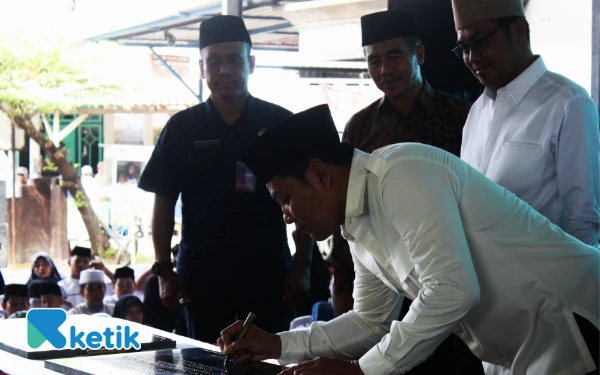 Foto Bupati Sidoarjo Subandi menandatangani Prasasti Kancana Hari Jadi Ke-1.165 Desa Bungurasih didampingi Ketua DPRD Sidoarjo Abdillah Nasih, Camat Waru Nawari, dan Kades Bungurasih Eko Yulianto pada Jumat (31 Oktober 2025). (Foto: Fathur Rozq/Ketik.com)